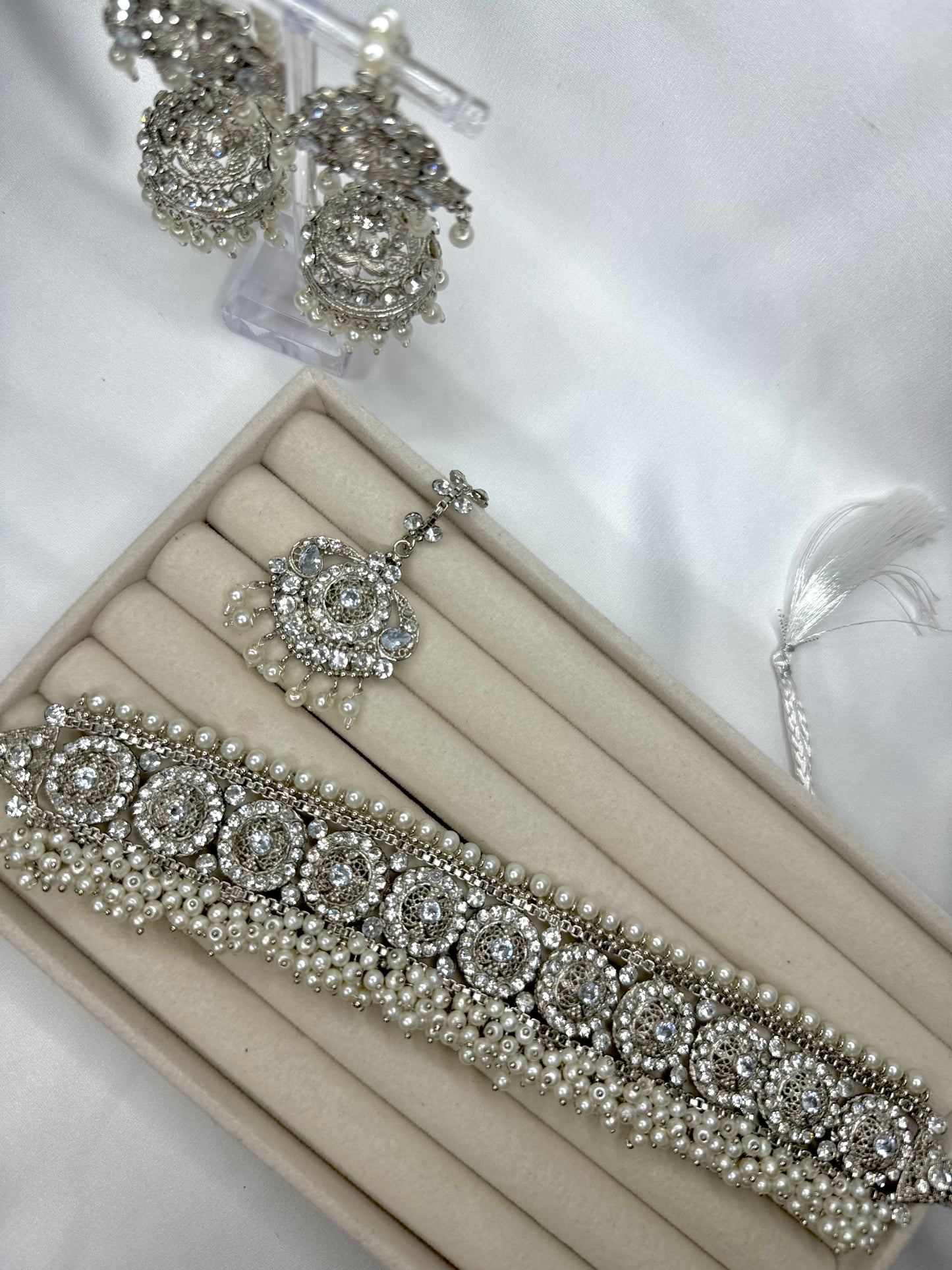 Amirah Choker set - White on silver