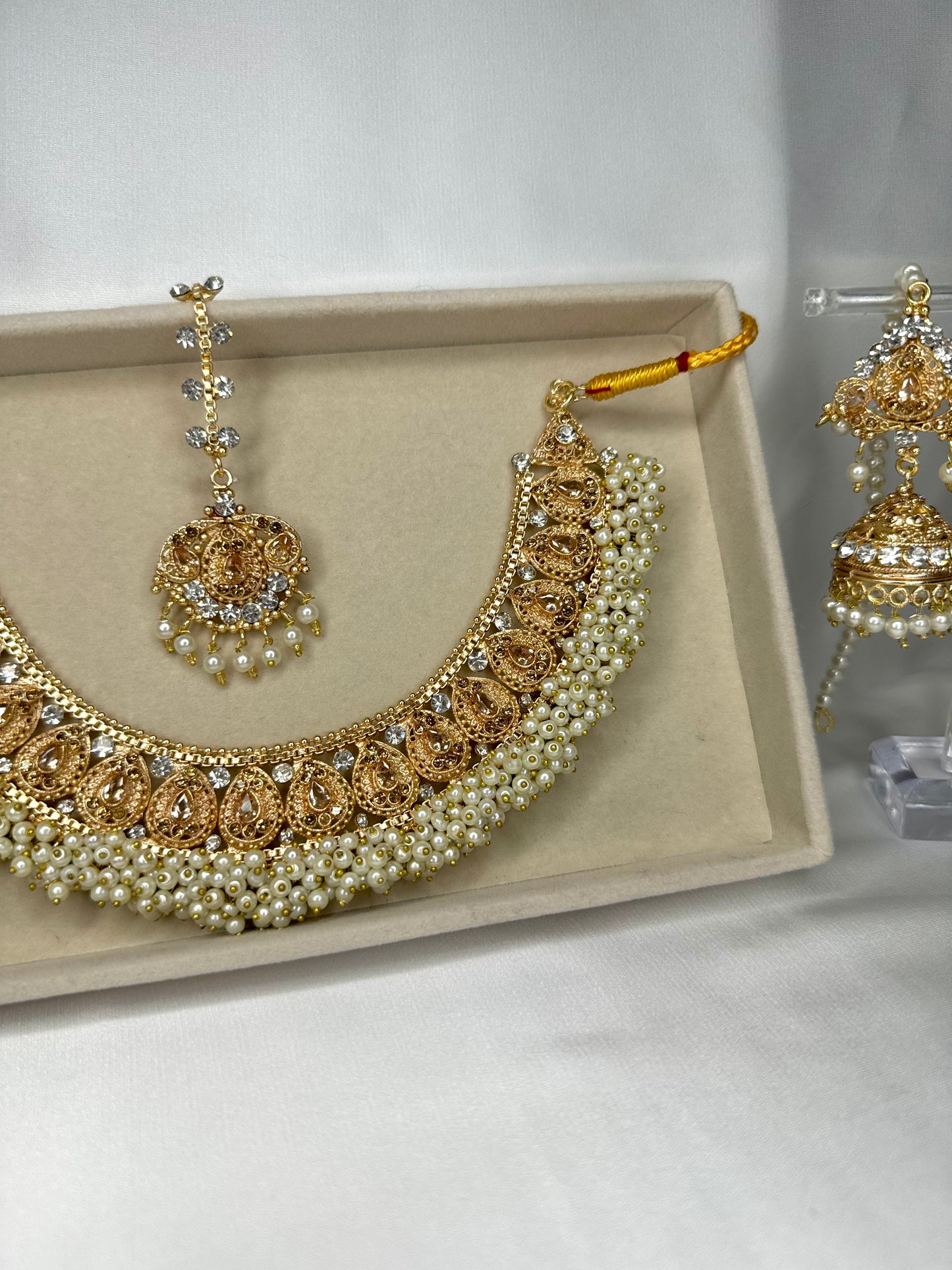 Amirah Necklace set - White on gold